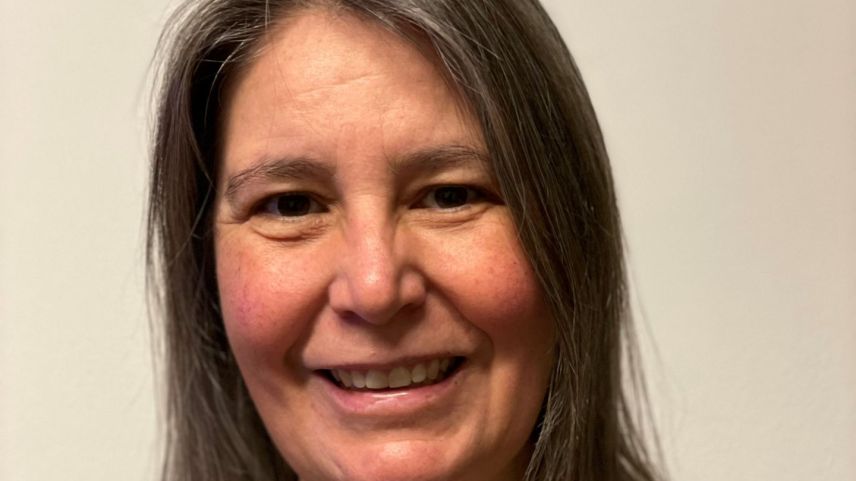 Cilgia Benderer es la nouva manadra dal büro linguistic da cumün  da Scuol (fotografia: Ramona Heis).