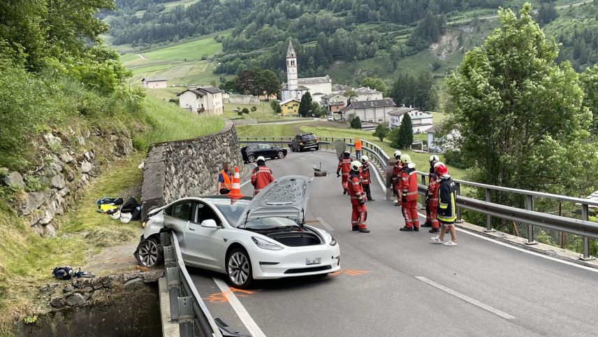 Am Freitag ist es in S. Carlo auf der Berninastrasse H29 zu einem heftigen Verkehrsunfall zwischen drei Personenwagen gekommen. Dabei zog sich eine Personen Verletzungen zu. (Foto: Kantonspolizei) 