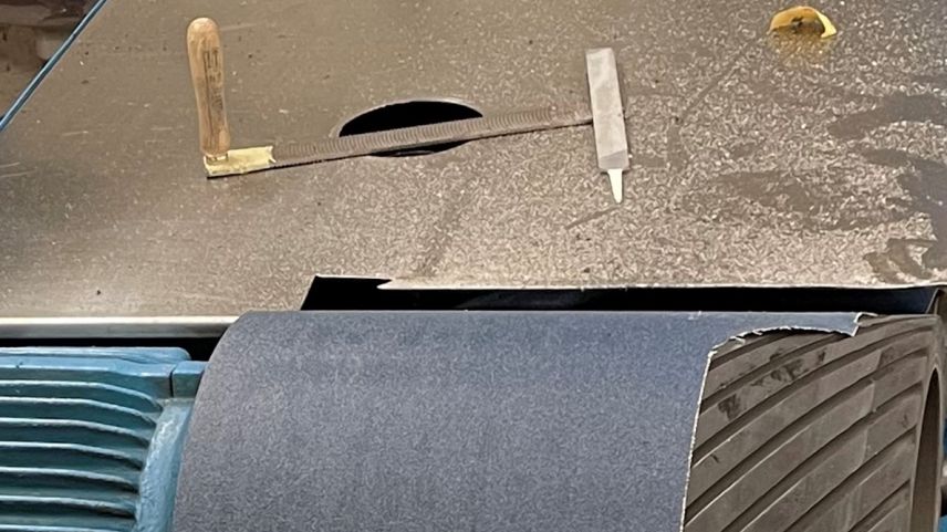 Unten die Schleifmaschine mit der sich der Mann verletzt hatte.