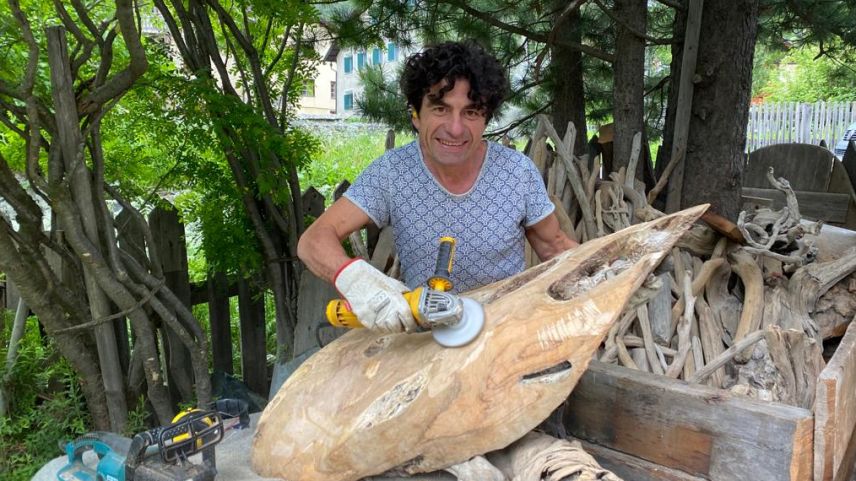 Jeff Leshi bearbeitet Schwemm- und Olivenholz und stellt daraus Möbel und Skulpturen her. 
Foto: z.Vfg