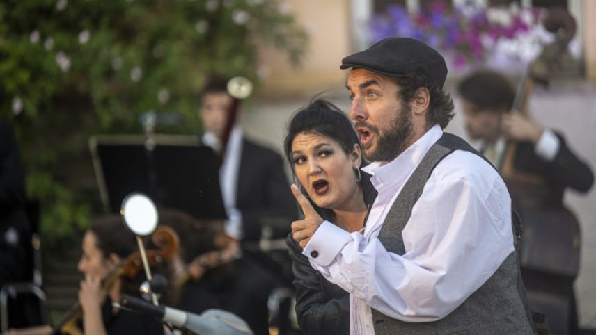 Men Blanc (Chasper-Curò Mani) voul vender a sia figlia Aita (Sara-Bigna Janett) scu spusa ad ün affarist sursilvan (fotografia: Mayk Wendt).