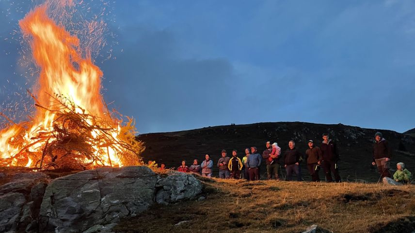 Ün dals fös da solidarità ed admoniziun ha ars in venderdi passà pro l’Alp sura da Guarda. In tuot han visità var 200 persunas las acziuns dals paurs in Engiadina Bassa (fotografia: mad).