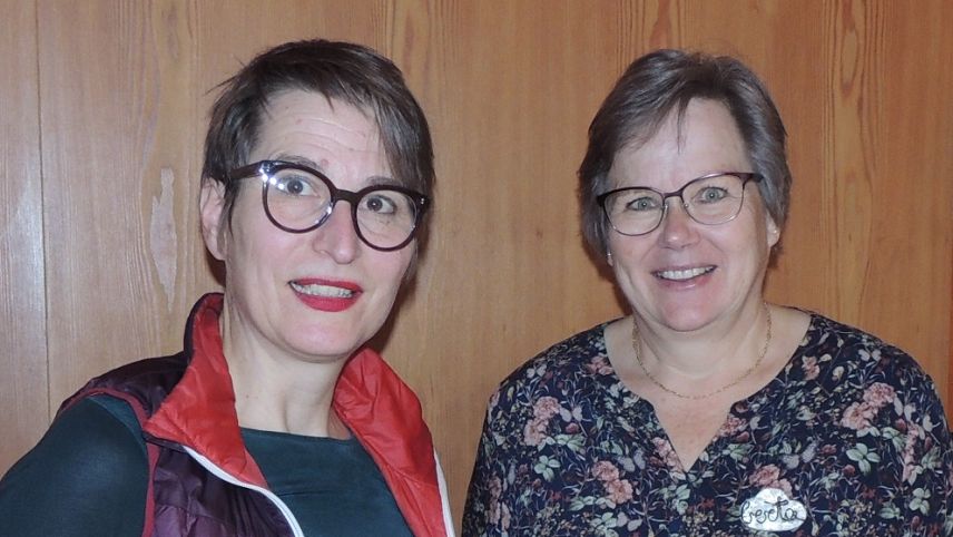 La referenta Imke Marggraf (a schnestra) e Berta Marugg, la persuna da contact dal Lö d’inscunter Chasa Fliana (fotografia: Benedict Stecher).