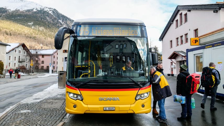 Ein Livigno-Olympia-Shuttlebus von PostAuto in Warteposition am Bahnhof Zernez. Foto: Jon Duschletta