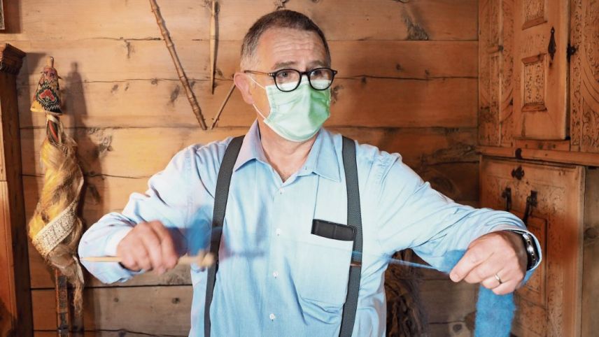 Jachen Gaudenz spinnt mit der Maya Handspindel. Damit lässt sich gar im Zug ein Wollfaden herstellen.