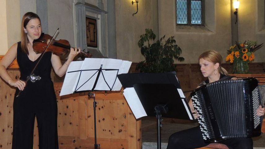 Flurina Sarott (violina) e Bosiljka Kulisic (accordeon) han satisfat al numerus public (fotografia: Benedict Stecher).