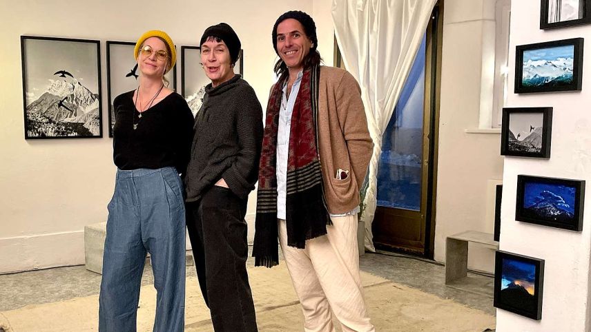 Alexeja Pozzoni, Beny Steiner und Diego Alonso im Ausstellungsraum in Scuol. Foto: Fadrina Hofmann