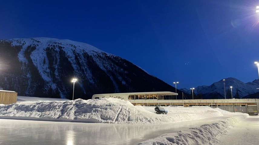 7000 Quadratmeter Eisfläche werden in Promulins in Samedan unterhalten.  Foto: Fadrina Hofmann