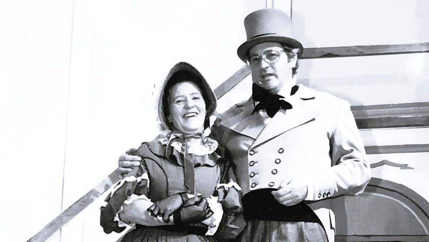 Lela Kamm-Mayer insembel cun seis hom Peter Kamm (1938 – 2002) dürant üna producziun da teater a Scuol. fotografia: Caterina Kamm