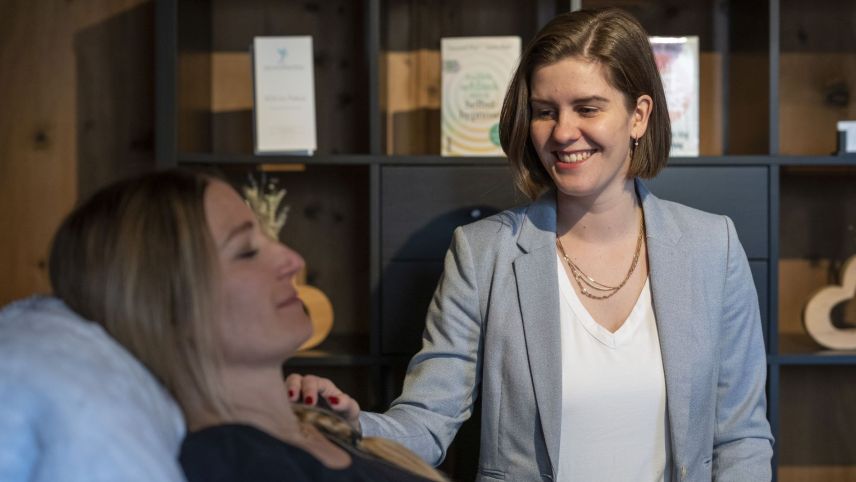 In der Hypnose spürt Ursina Mauri Ursachen von körperlichen und psychischen Beschwerden auf. (Foto: z.Vfg.)