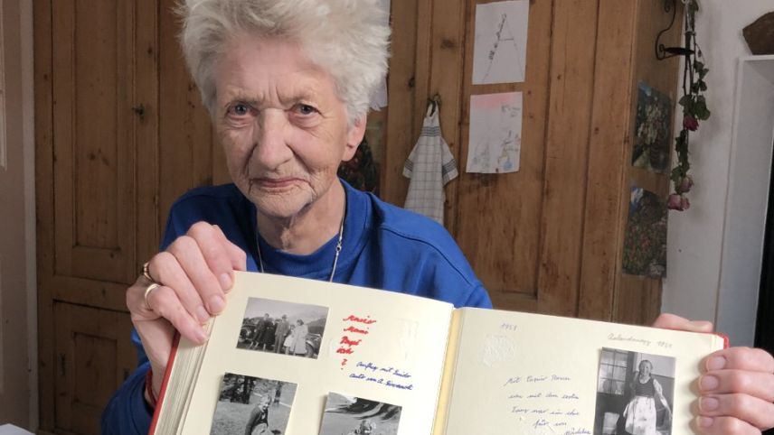 Anita Hemmi-Gilly erzählt von früheren Zeiten. Sie hat ihren ersten Chalandamarz in Sils im Jahre 1948 gefeiert.
Foto: Marie-Claire Jur