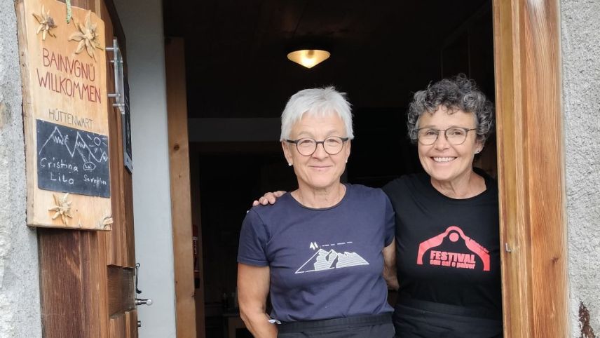 Cristina Gregori (a dretta) e Lilo Mock bivgnaintan fingià daspö desch ons insembel dürant ün’eivna ils giasts sülla Chamonna Linard (fotografia: Olivia Portmann-Mosca).