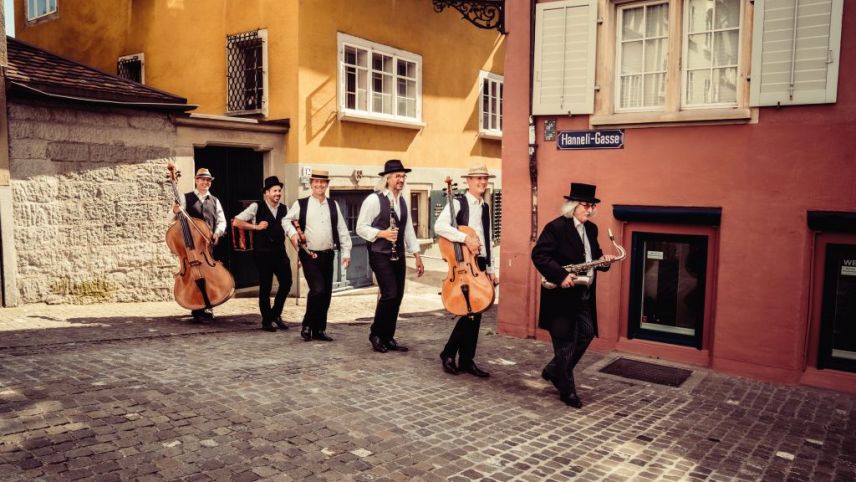 La Hanneli-Musig festagia il giubileum da 20 ans e piglia al listess mumaint cumgiò cun üna granda turnea tres la Svizra (fotografia: Tabea Hüber).