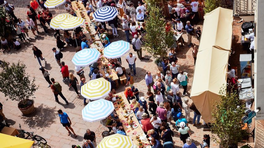 Das Dorfzentrum von St. Moritz wird zum Ort der Begegnung und des Genusses. Foto: Fabian Gattlen