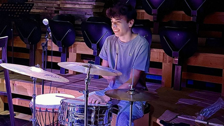 Musikalisch werden die Schauspielerinnen von der Schulband begleitet. Foto: Fadrina Hofmann