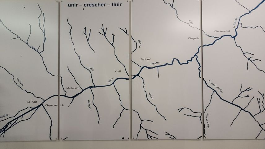 Il nouv purtret directiv da la Scoula La Plaiv. Il fil cotschen es l’ova ed ils ovelins ed ovelets chi’s uneschan tar l’En (fotografia: mad)