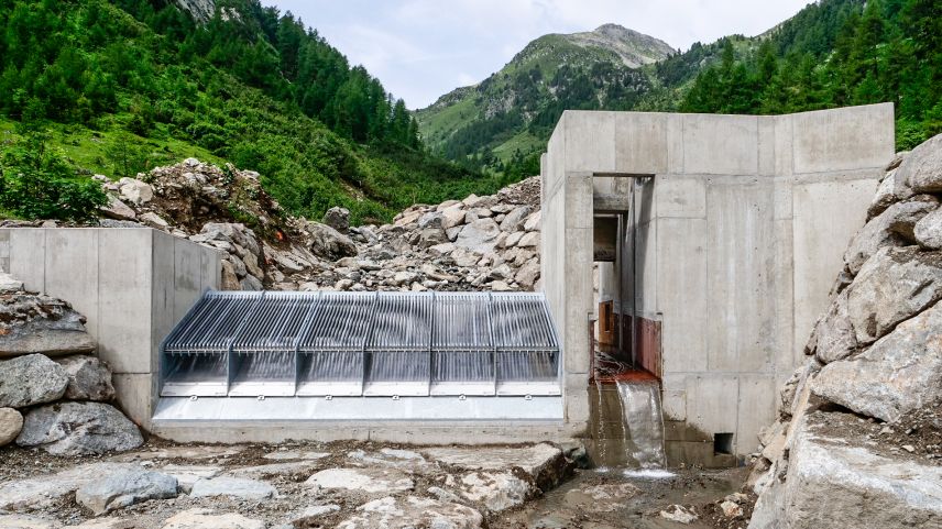 Vista sül inchaschamaint da l’Ova da Sarsura, la serra cul uschè nomnà Tiroler-Wehr ed il Coandarechen ed ün portal per sviar l’aua in cas da neccessità. fotografia: Jon Duschletta