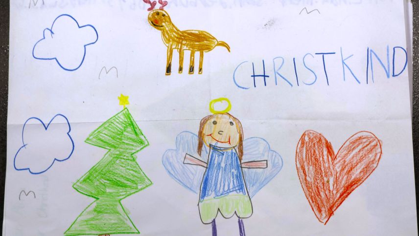 La Posta survain passa 30 000 chartas l’on per l’anguelin da Nadal, cun purtrets, versins ed ogets zambriats dad uffants gronds e pitschens (fotografia: La Posta)