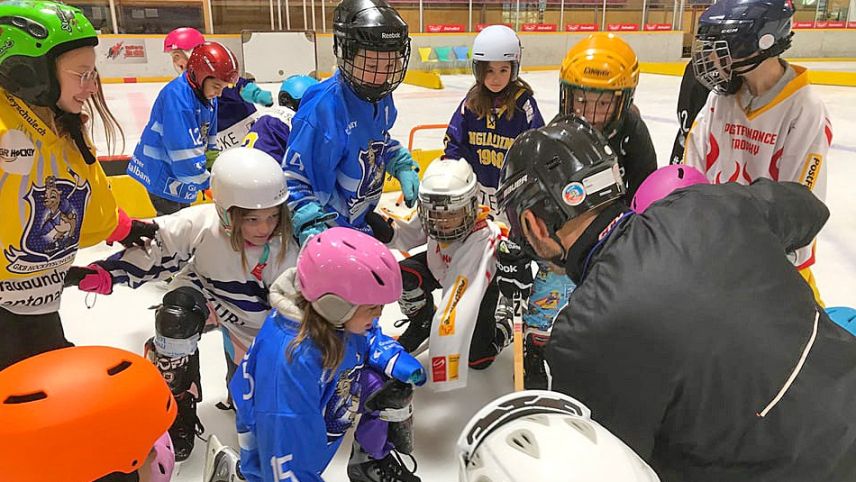 L’eivna passada a Scuol: Mats e mattas da las scoulas da l’Engiadina Bassa dürant l’instrucziun da «school goes hockey» illa Halla Gurlaina (fotografia: Roman Dobler/RTR).