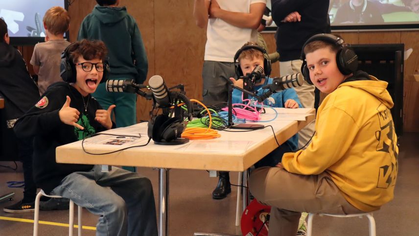 Scolaras e scolars da Zernez han pudü ramassar las prümas experienzas cun registrar podcasts dürant l’eivna da proget da MINT.