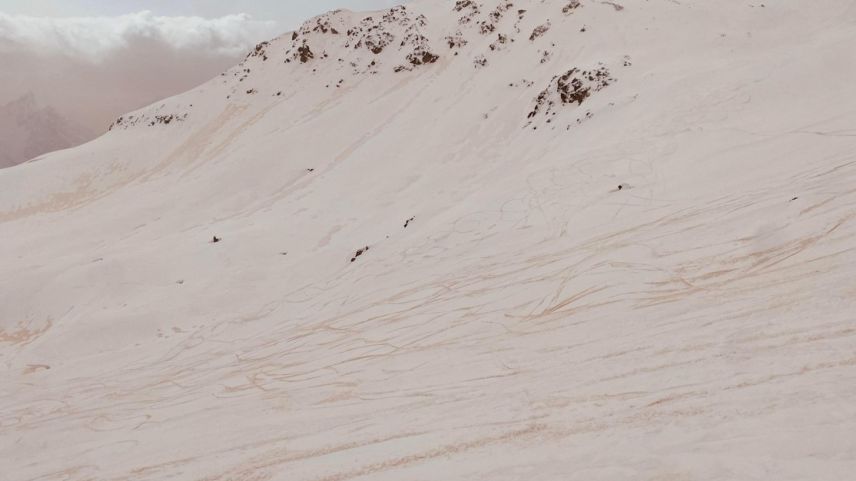 Wie ein Gemälde sieht der Berghang mit Saharasand-Spuren aus. Foto: Dario Giovanoli