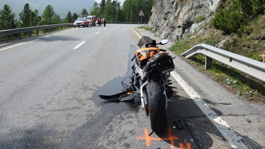 Das defekte Motorrad an der Unfalstelle.