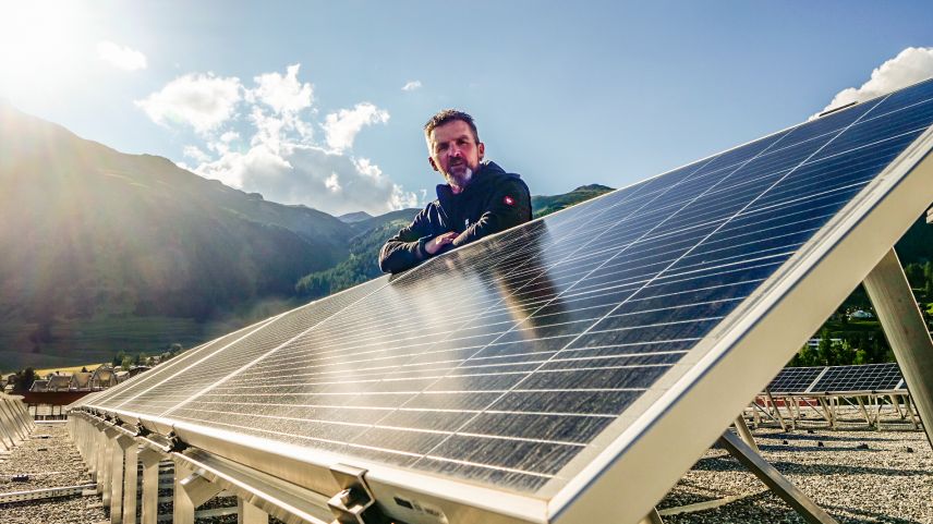 Marco Iten mitten in der PV-Anlage auf dem Dach der Porta Samedan, bei welcher er technischen Support leistete. Foto: Jon Duschletta