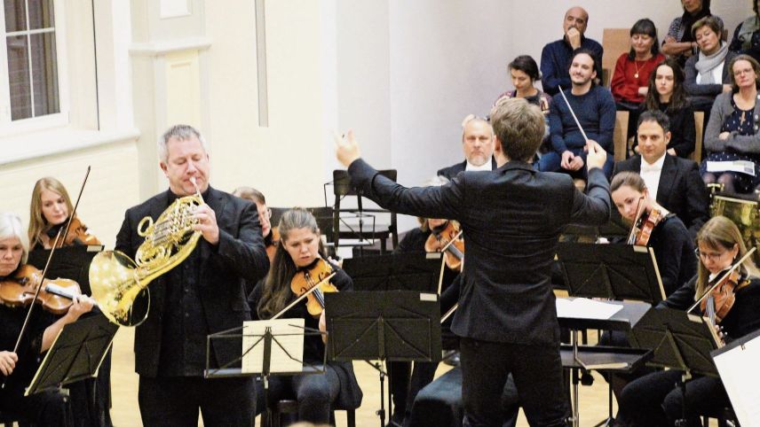 Das Engadiner Sinfonieorchester mit dem Hornisten Stefan Dohr gastierte unter der Leitung von Joshua Weilersteinin Zuoz.			Foto: Stefanie Wick Widmer