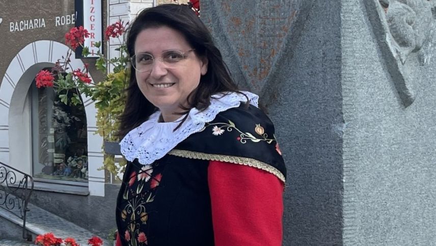 In ihrer Engadiner Tracht fällt Lucrezia Magni sofort auf.  Foto: Fadrina Hofmann