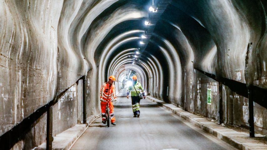 A dretta dal tunnel vain fabrichà in beton massiv ün bloc da büschens pellas lingias chi d’eiran fin uossa suot la via (fotografia: Jon Duschletta).
