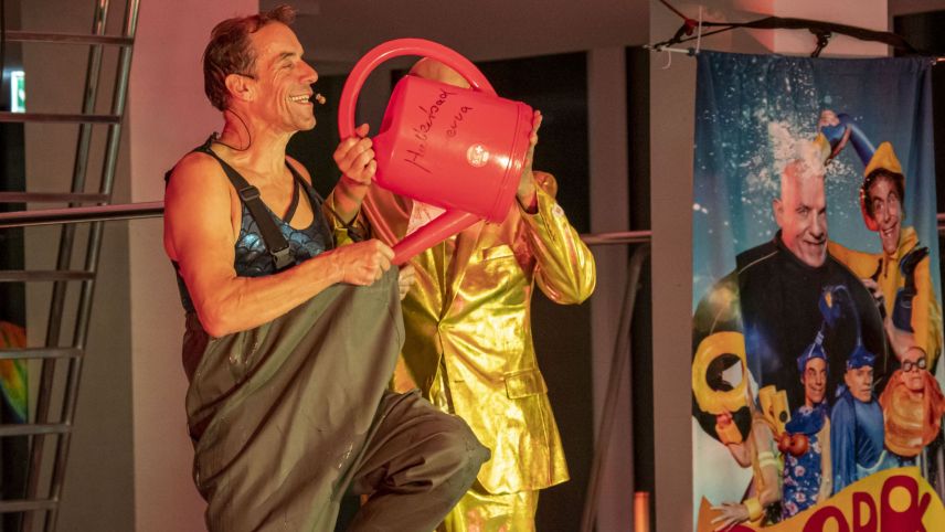 Das Leitbild der Oropax-Brüder ist Chaos. Ihre Shows sind von vielen Wortwitzen und verrückten Kostümen geprägt.		Fotos: Tiago Almeida