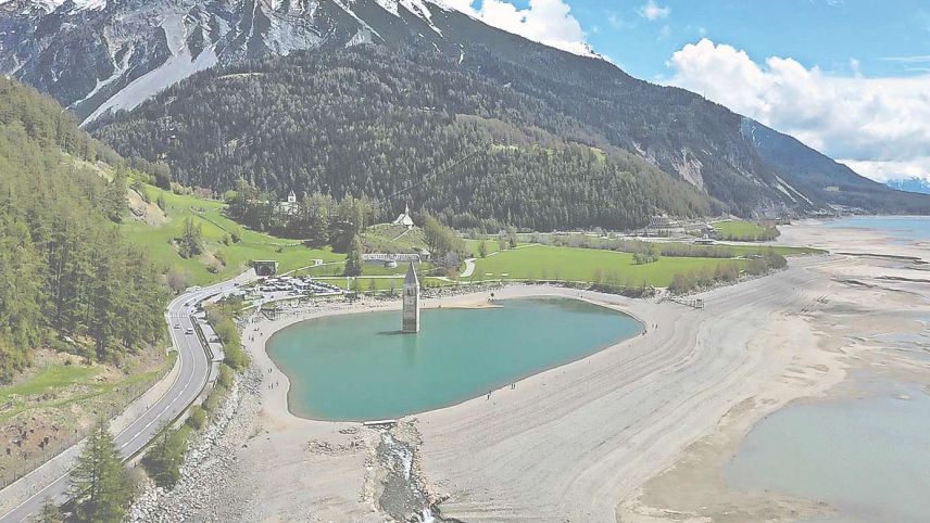 La tuor da la baselgia St. Katharina es l’unica restanza dal cumün vegl da Graun. Ella attira minch’on millis da turists ed es ün motiv popular per fotografias. fotografia: Romedi Arquint