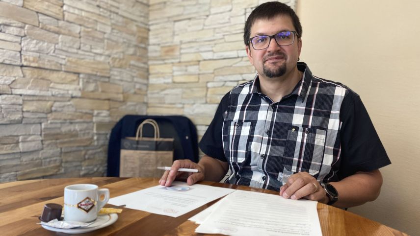 Linard Martinelli, promotur regiunal da la Lia Rumantscha, dürant il Cafè Rumantsch a Scuol (fotografia: Nicolo Bass).