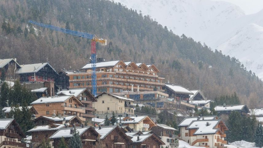 Dort wo der Baukran steht, soll das erste 5*-Hotel von Livigno entstehen.