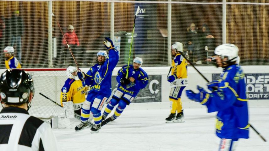 Die Spieler des EHC St. Moritz bejubeln in der achten Spielminute den ersten Treffer. Foto: Jon Duschletta 