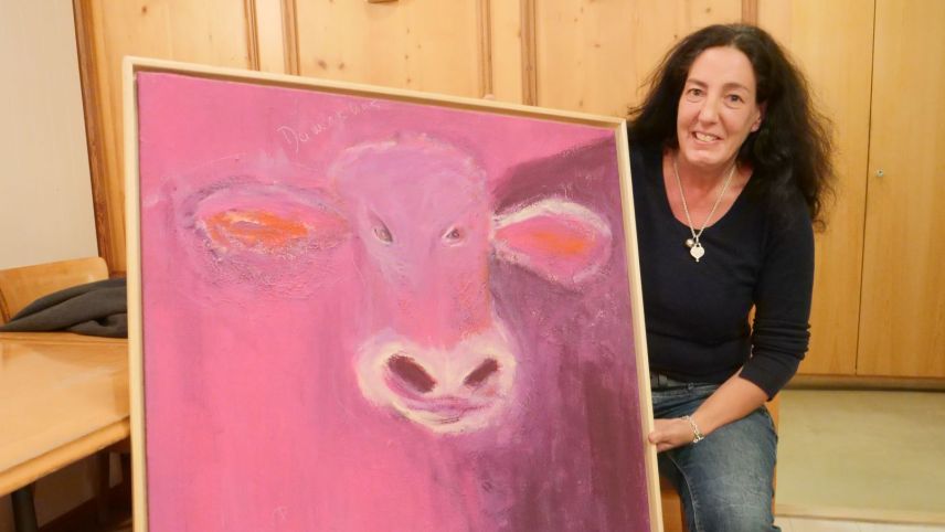 Tina Sulser da Ziràn ha preschantà sias vachas in differentas culurs (fotografia: Bartolome Tscharner).