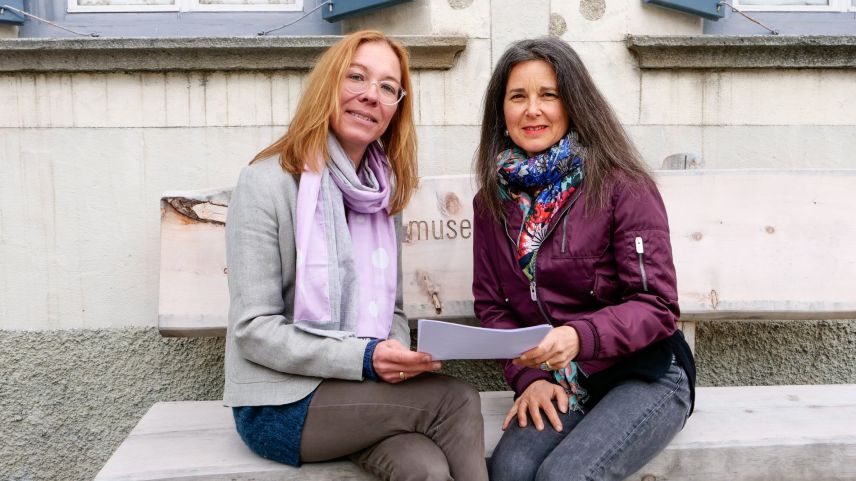 Stefanie Stegemann (links) und Martina Shuler-Fluor vor dem Museum Alpin in Pontresina. Sie freuen sich auf die grosse Oberengadiner Kulturkiste, die Gemeinschaftsausstellung «Licht und Schatten im Engadin». Foto: Jon Duschletta
