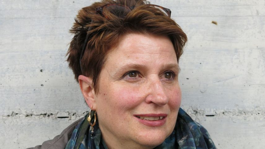 Maria Claudia Schneebeli ist dabei, Romanisch zu lernen, auch wenn ihr das Lernen schwerer falle, als in jüngeren Jahren. Foto: Bettina Gugger