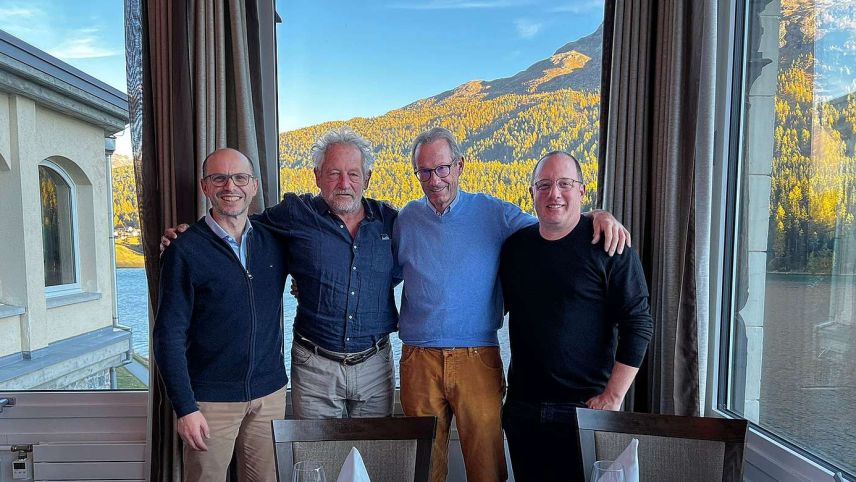 Feiern den Deal (von links): Michael Mettler (Helbling Reisen), Kurt Zürcher (VR Let’s go Tours), Claudio Glisenti und Marcel Gehring (CEO Let’s go Tours).		Foto: z.Vfg