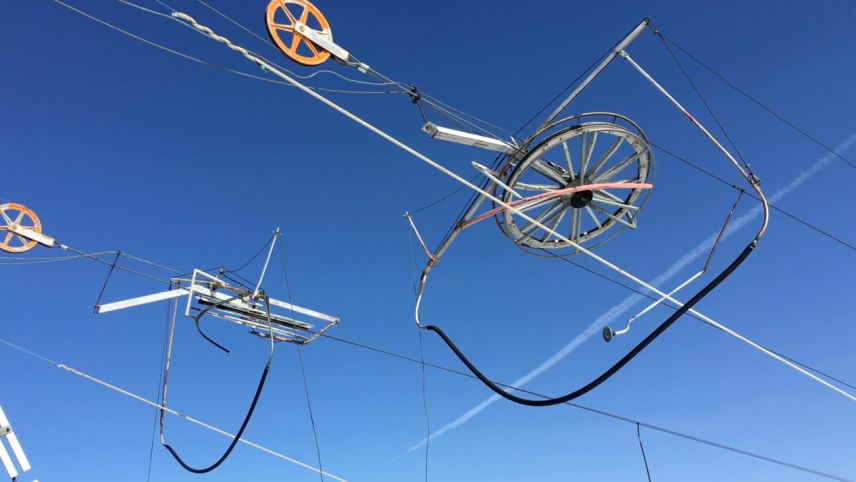 Alter Skilift, Räder in den Himmel fotografiert. Fotos: Ruth Bossart