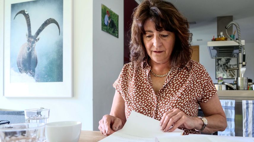 Anna Giacometti vor einer Fotografie Gian Giovanolis. Er hat damals eine Hilfsauktion für den Wiederaufbau Bondos organisiert.Foto: Jon Duschletta
