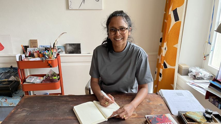 Minchatant scriva l’autura Gianna Olinda Cadonau seis texts e sias ideas in ün quadern sco quia, minchatant direct vi dal computer (fotografia: Annetta Janka Zini).