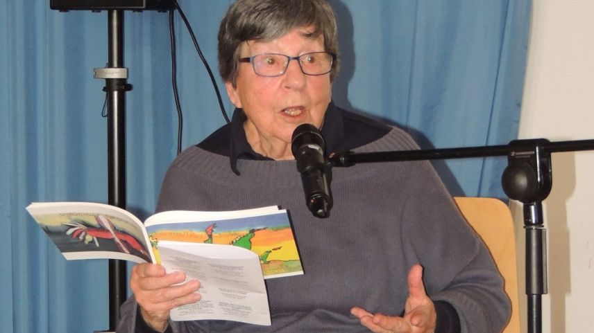 Leta Mosca ha preschantà in occasiun dal giubileum da la Biblioteca Sent las lavuors dals scolars da l’on 2001 (fotografia: Benedict Stecher).