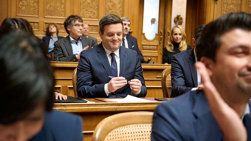 Quista jada nun haja vuglü esser: In preschentscha da sia famiglia ha Jon Pult pers la luotta electorala (fotografia: Parlamentsdienste/Franca Pedrazzetti).