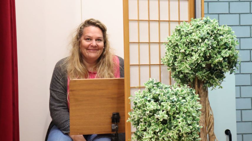 La «vusch da l’Engiadina» in üna rolla pü quietta: Anna Caprez in acziun scu redschissura da la gruppa da teater  Ratatugliadavous il paravent (fotografia: Martin Camichel).