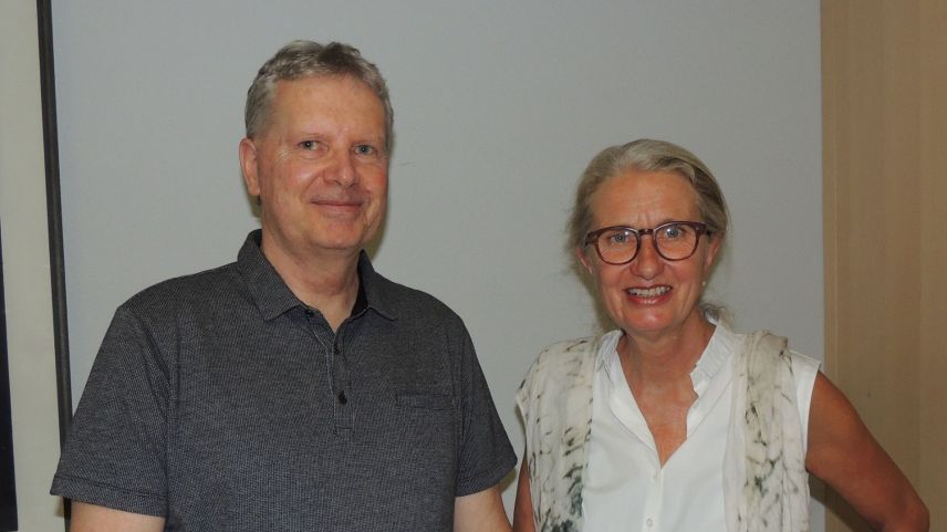 Melitta Breznik e Gian Flury han referi davart la relaziun da medicina classica e medicina cumplementara (fotografia: Benedict Stecher).