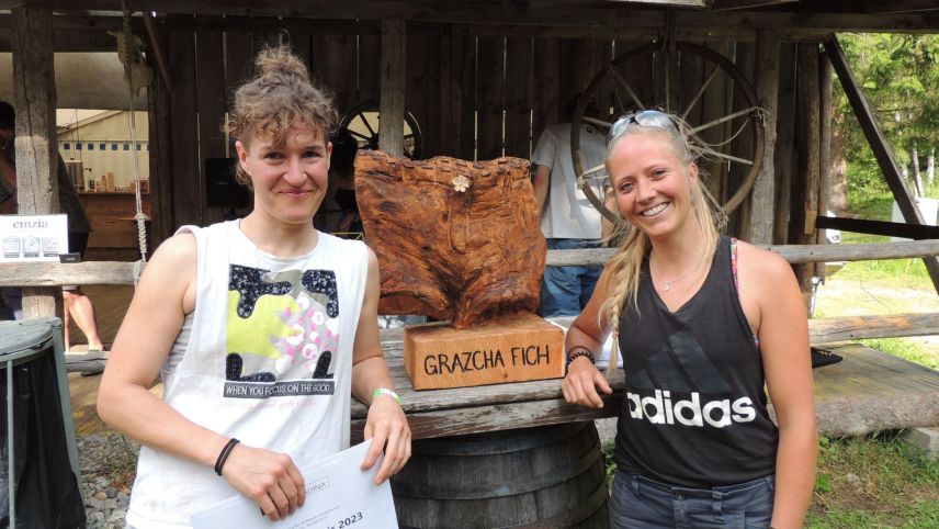 Marcia Bieri e Nora Engels s’allegran da lur victoria (fotografia: Benedict Stecher)