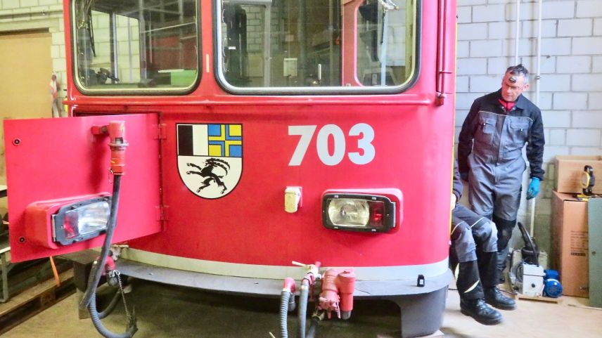 Nach dem Abbruch der Lokomotive 703 wird der Führerstand I im DESM-Labor zum Simulator umgebaut. Dazu müssen für alle Teilsysteme wie die Tratkonssteuerung und die Vakuum-/Druckluftbremse simulationsfähige Modelle erstellt werden. Fotos: Jürg Suter