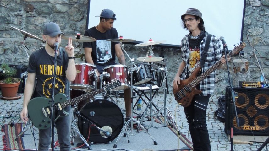 La gruppa da rock rumantsch REAT ha pisserà per buna glüna ad Ardez (fotografia: Benedict Stecher).