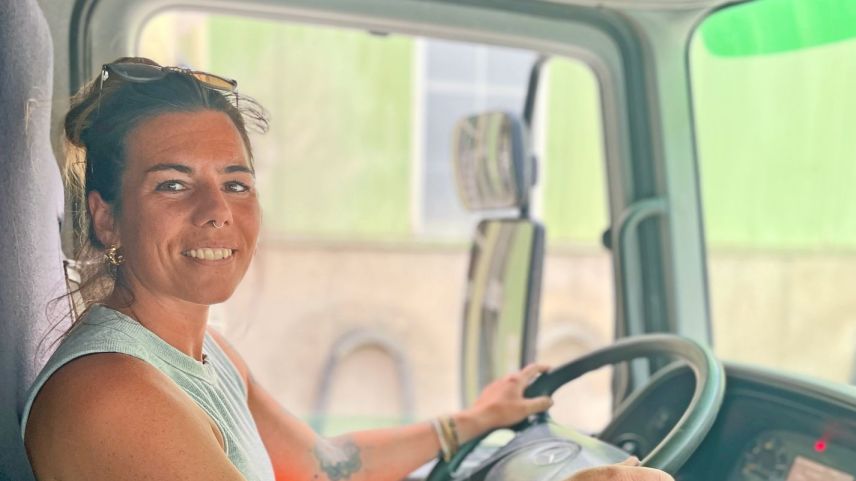 Für Rahel Famos ist das Fahren Lastwagen ein guter Ausgleich zu ihrer Arbeit als Yogalehrerin und Coach. Fotos: Fadrina Hofmann